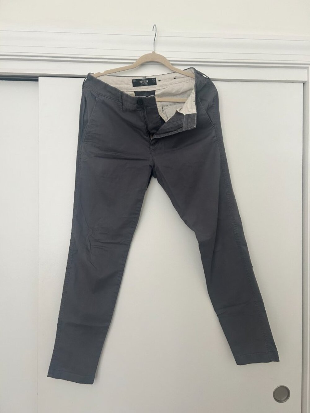 TWO PAIRS of Hollister Skinny Chino Pants 654186086 DARK GREY, OLIVE 31x32